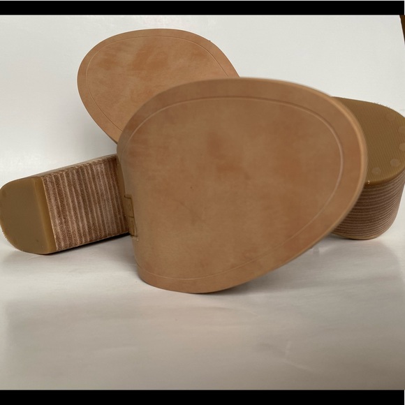 Featuring shoes - Picture 6 of 9